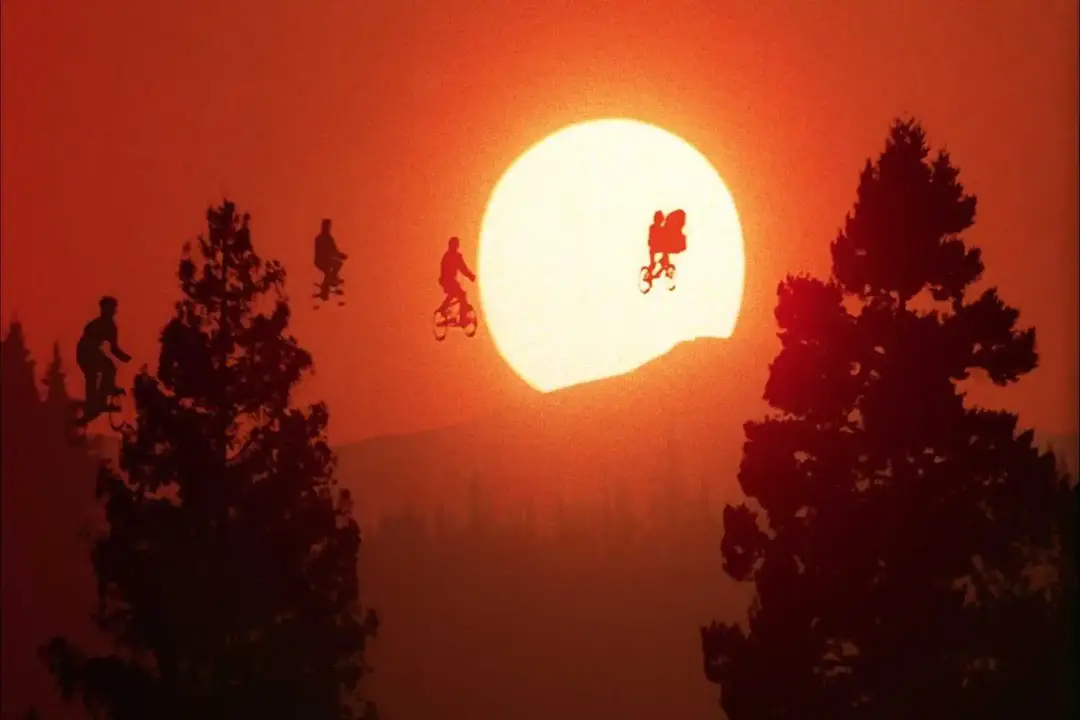 E.T.-Cover-2.webp E.T.-Cover-2.webp