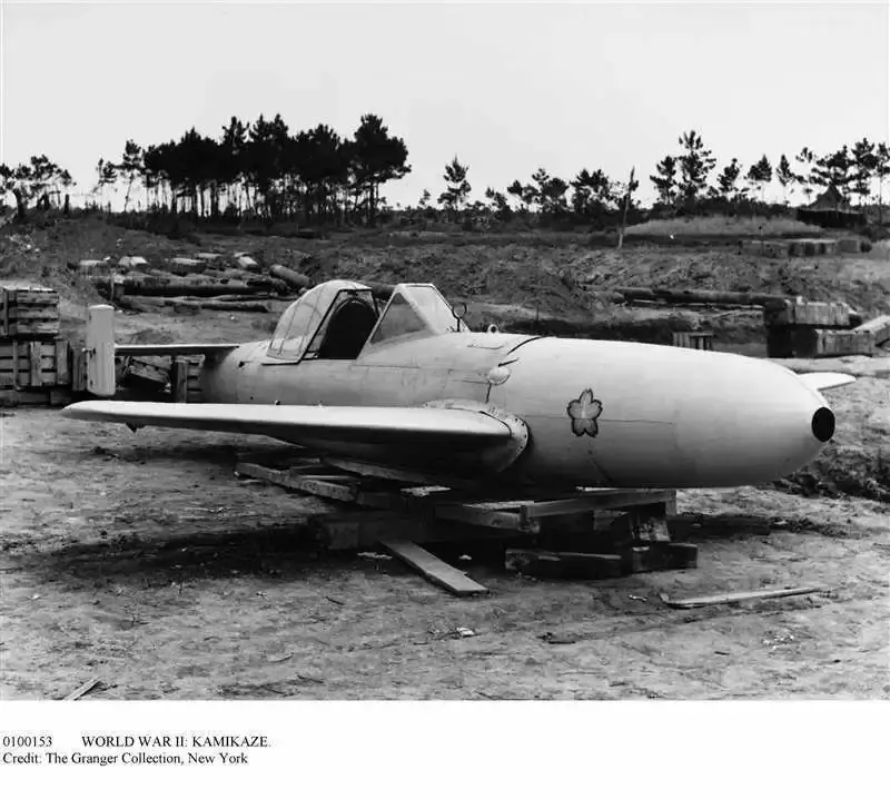 avion-japones-fotografiado-en-un-aerodromo-de-okinawa-en-el-ano-1945-antes-de-despegar-en-una...webp