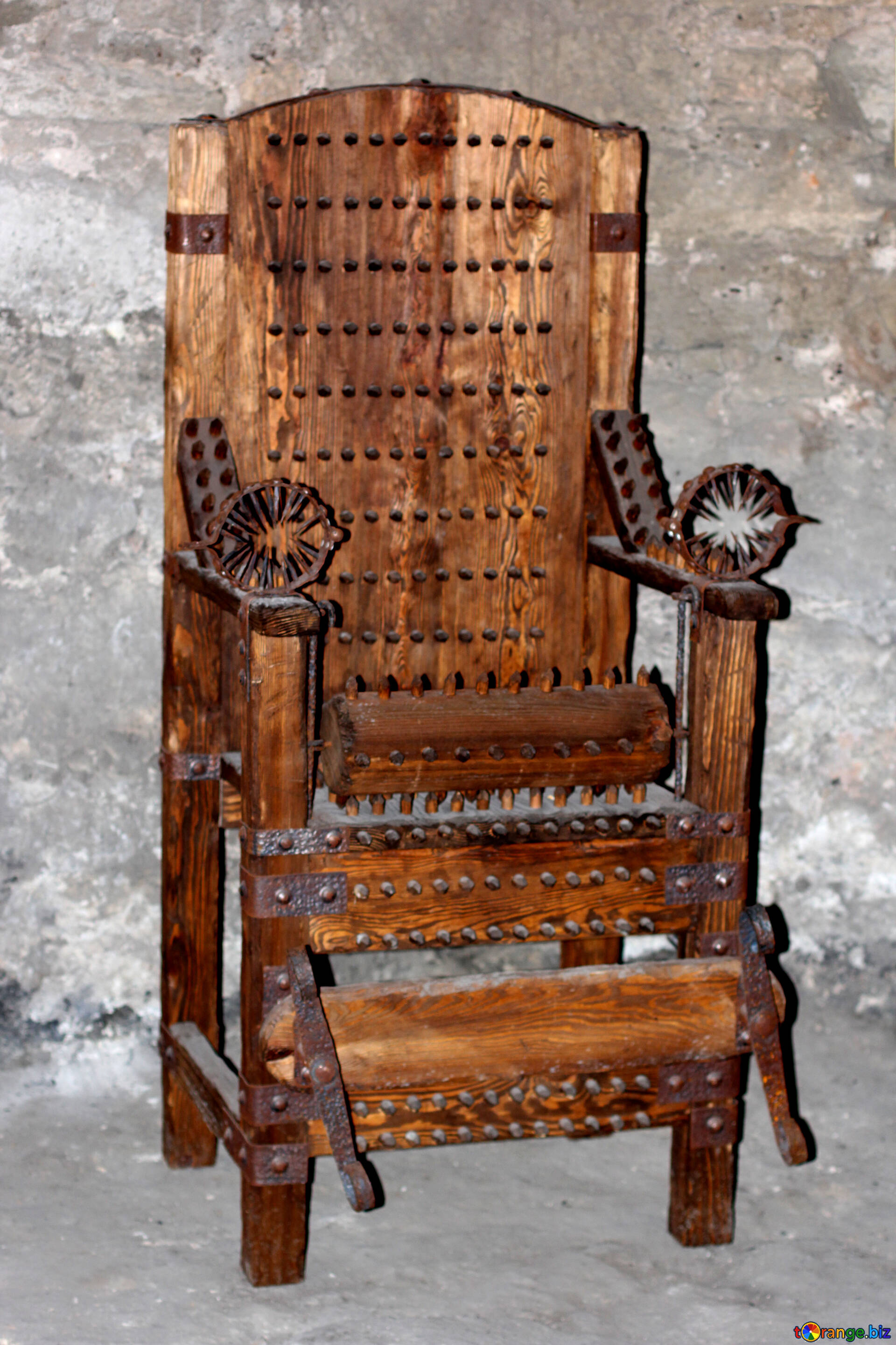 torture-death-medieval-instruments-chair-28395.jpg